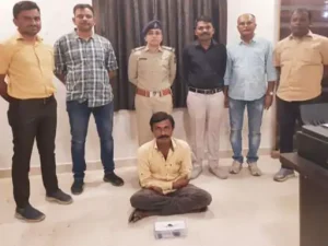 <strong>3 વર્ષથી દારૂના ગુનામાં ભચાઉના ફરાર આરોપીને લોડેડ પિસ્ટલ અને 6 જીવતા કારતૂસ સાથે ઝડપી પાડ્યો</strong>