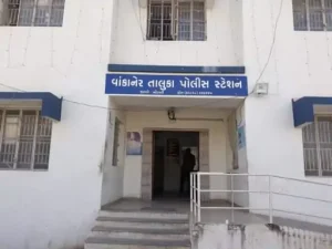 <strong>વાંકાનેરના પીપળીયા પાસે રીવર્સ આવતા ટ્રેક્ટરે બાઈકને અડફેટે લેતા અકસ્માત સર્જાયો: બાઈક સવાર આધેડનું મોત</strong>