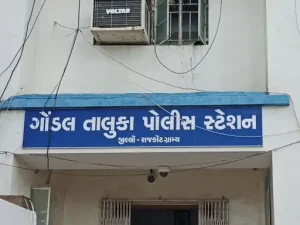 <strong>ગોંડલમાં ગામની સીમમાં જુગાર રમતા ત્રણ શખ્સોને પોલીસે ઝડપી પાડી 69,200નો મુદ્દામાલ જપ્ત, 3 આરોપી ફરાર</strong>