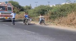 <strong>ભુજ – ભચાઉ ધોરીમાર્ગ પર સમારકામ દરમ્યાન હાઈવોલ્ટેજ વીજતાર પડતા   ટ્રાફિક અવરોધાયો</strong>