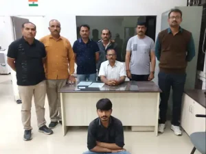 <strong>મોરબીના ખાખરેચી દરવાજા પાસેથી એક શખ્સને દેશી પિસ્તોલ અને 2 જીવતા કાર્તૂસ સાથે એસઓજીએ પકડી પાડ્યો</strong>