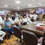 વાંઢીયા સહીત કચ્છના ખેડૂતોને ન્યાય આપાવવા ગુજરાત કિશાન સંઘર્ષ સમિતિના આગેવાનો એ જીલ્લા સમાહર્તા ઓનંદ પટેલ સામે ન્યાય માટે ધામા નાખ્યા