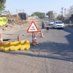 કેરા મુન્દ્રા રોડ પર કેટલા દિવસોથી એક સાઇડ નો રોડ ખોદી અને કામ  પૂરું  ન થતાં લોકોમાં રોષ