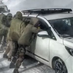 લદ્દાખમાં ભારે હિમવર્ષામાં ફસાયેલા સાથી નાગરિકોને બચાવવા માટે ભારતીય સેનાના સૈનિકો દેવદૂત બન્યા