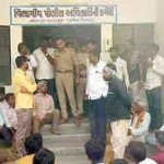 નખત્રાણાના ઓ.સી.પી. માર્કેટમાં શો-રૂમમાં નોકરી કરતા 22 વર્ષીય યુવકને કામ કરતી વખતે શોર્ટસર્કિટથી શોક લાગતાં તેનું કરુણ મોત