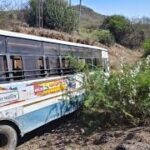 કોઠારા ખાતે શુક્રવારે ભુજ-નલિયા-ભુજ એસ.ટી. બસનું સ્ટીયરિંગ અચાનક લોક થઈ જતાં  રસ્તો ઉતરી