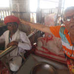 અંબાજી ગબ્બર ખાતે રાષ્ટ્રપતિ એવોર્ડ વિજેતા તેમજ હાટકેશ અંબિકા મહિલા મંડળના પ્રમુખ દ્વારા પૂજારીનું કચ્છી પાઘડી પહેરાવી સન્માન