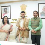 ભારત સરકારના ઉડ્ડયન મંત્રીશ્રી કે. રામમોહન નાયડુ ને મળી વિમાની સેવા માટે રજૂઆત કરતાં સાંસદશ્રી વિનોદ ચાવડા તેમજ ધારાસભ્ય શ્રીમતિ માલતીબેન મહેશ્વરી.