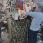ભુજ માધાપરમાંથી મોટી માત્રામાં સેનાના યુનિફોર્મ પ્રતિબંધિત રીતે રાખતા લોકો સામે પોલીસ અને મિલેટરી પોલીસની સંયુક્ત ટીમ દ્વારા કાર્યવાહી