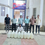અંજારમાં ખેડોઈ ગામની વાડી વિસ્તાર માંથી દેશીદારૂનો ગણનાપાત્ર કેશ શોધી કાઢતી અંજાર પોલીસ